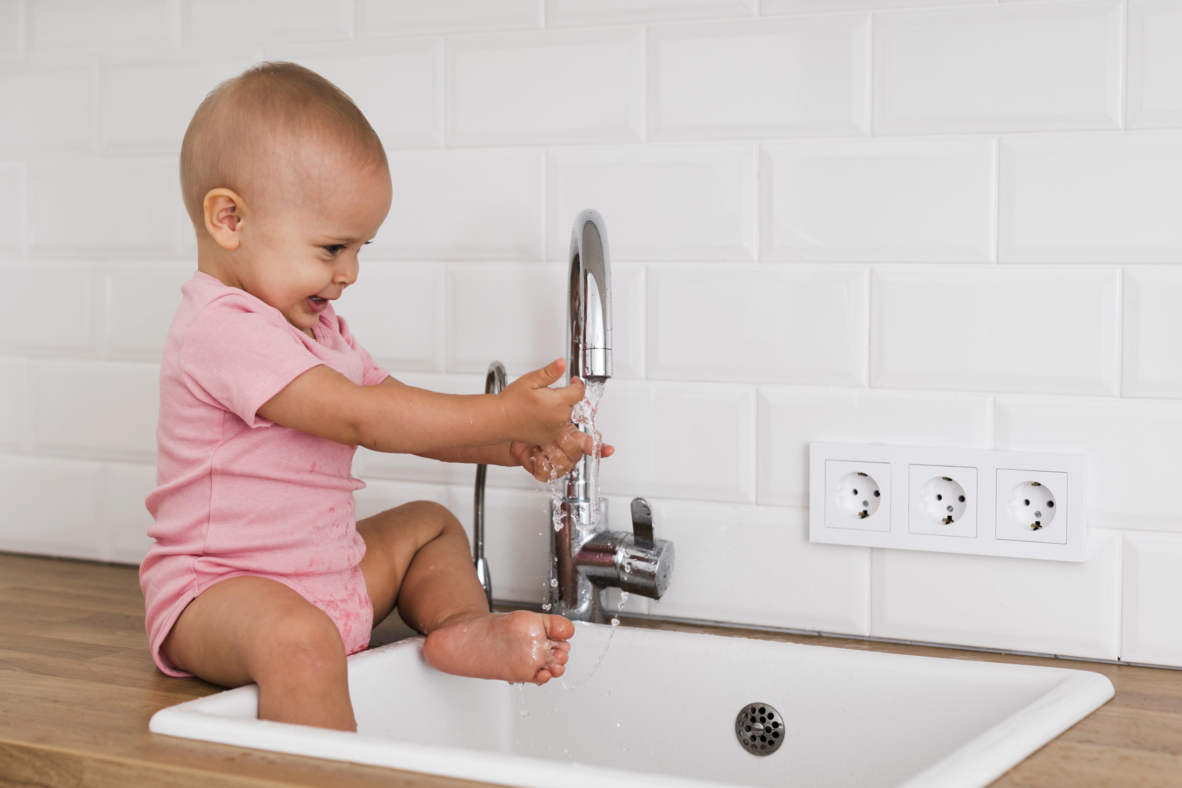 Cegah Stunting dengan Cukupi Kebutuhan Air Bersih dan Steril Anak